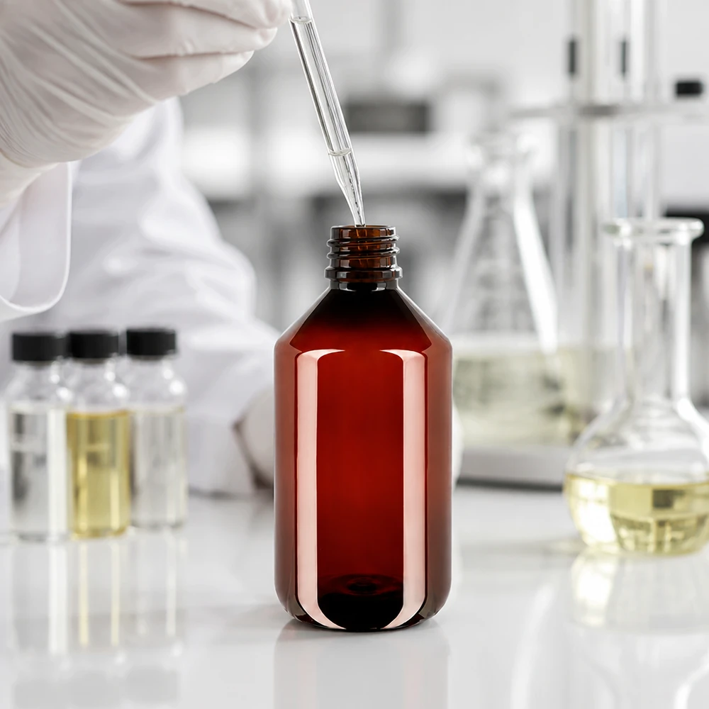 Tropfpipette über geöffneter brauner 500ml PET Flasche mit OV in Laborumgebung