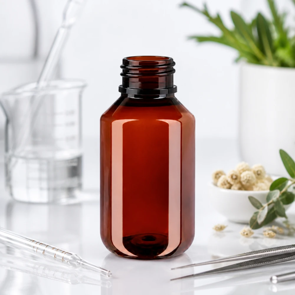 Kleine bruine medicijnflesje van 100 ml PET met botanische ingrediënten op de achtergrond