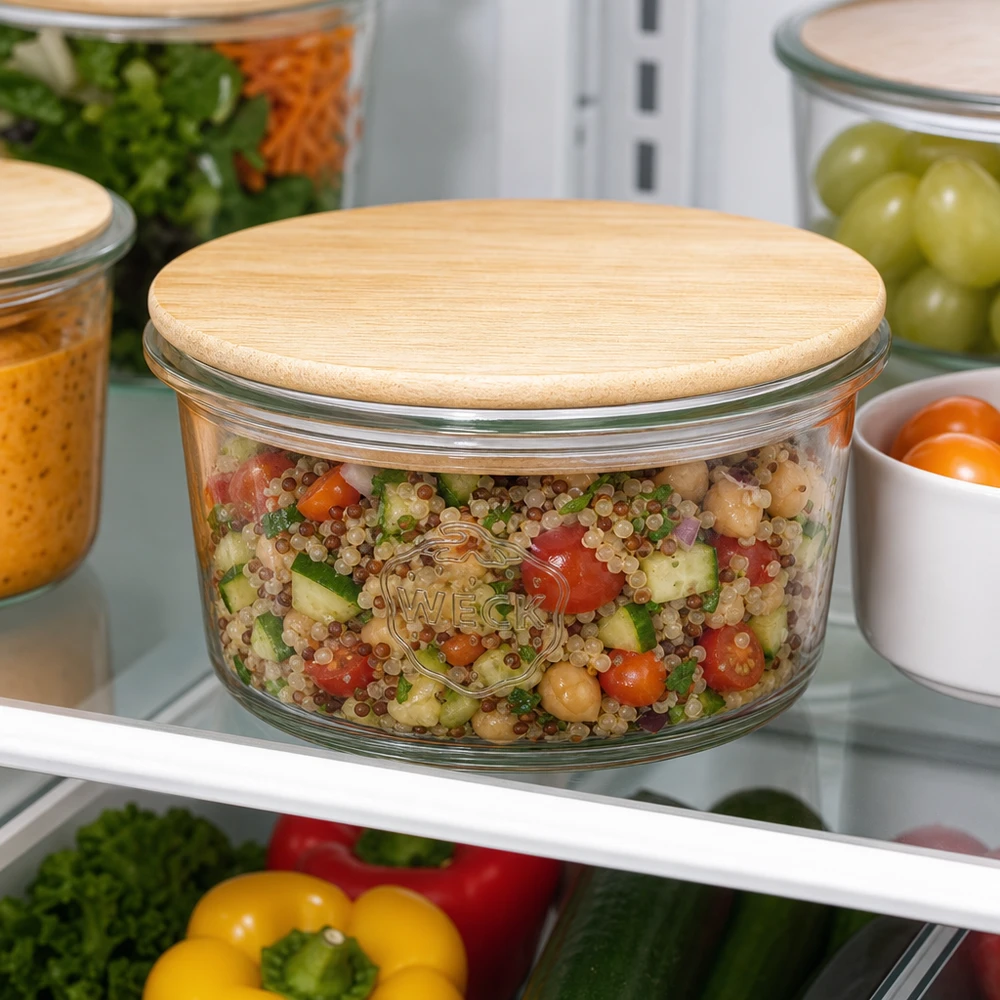 WECK-mini stortglas 50ml met hout deksel WECK Mini Sturzglas 50ml mit Quinoa-Salat gefüllt im Kühlschrank - perfekt für Meal Prep und gesunde Vorratshaltung