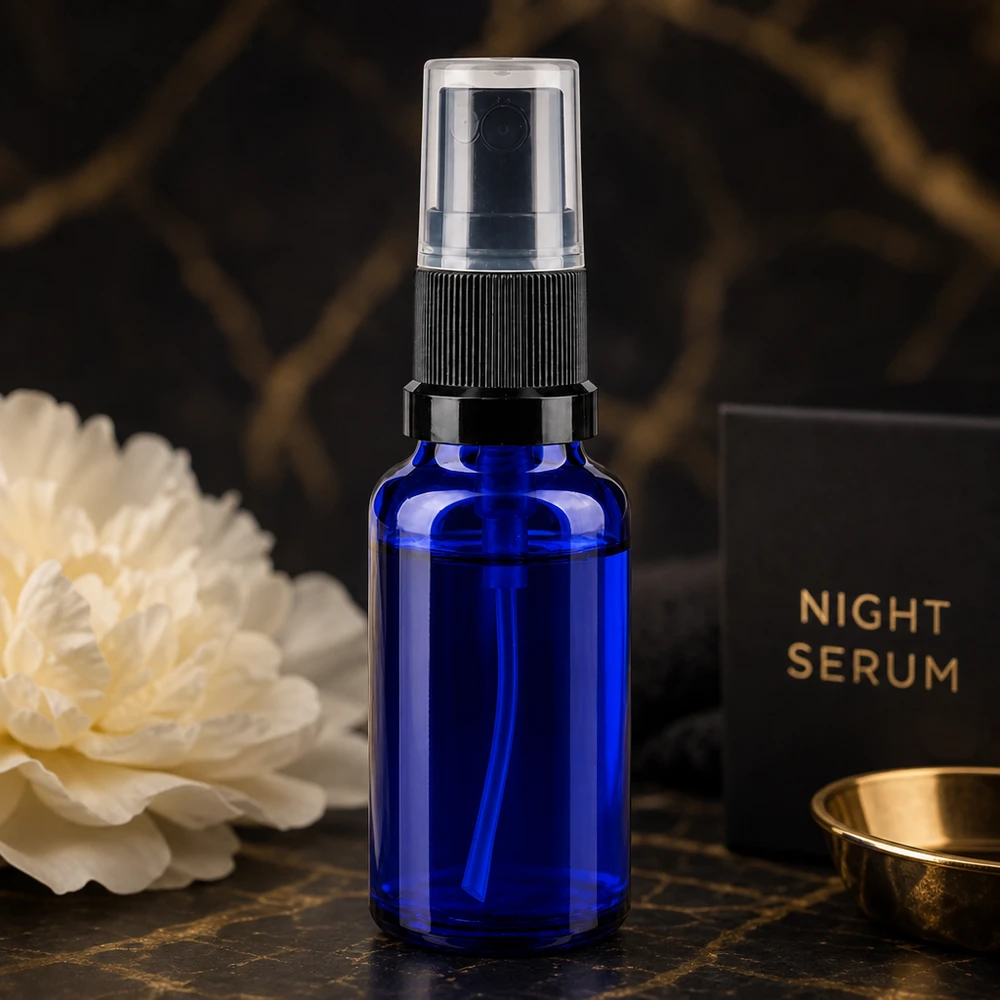 Slanke kobaltblauwe apothekersspuitfles van 20 ml met zwarte schroefverstuiver