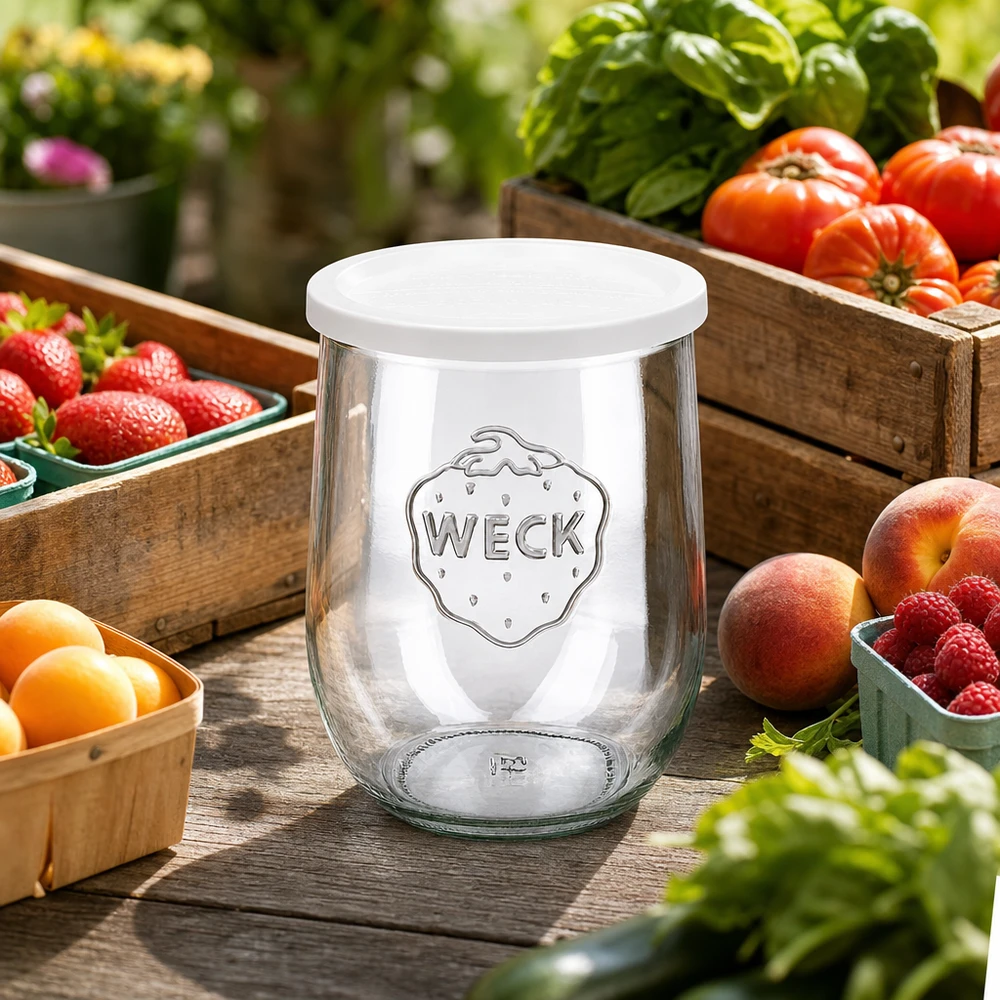 1062ml tulpenglas met vershouddeksel WECK RR100 WECK tulpenpot 1062ml met vershouddeksel gedecoreerd tussen vers fruit en groenten op houten tafel buiten