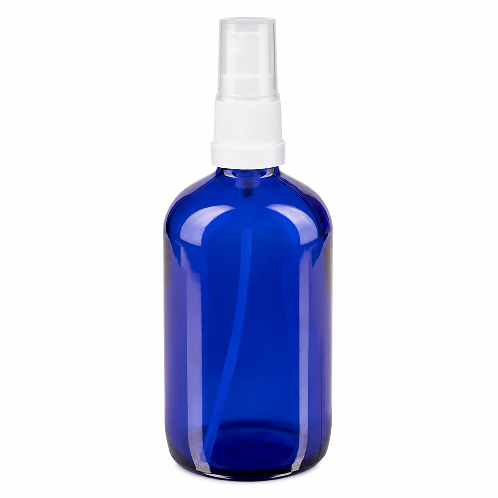 Ronde apothekersspuitfles van 100 ml in blauw met een witte fijne verstuiver van UV-bestendig glas