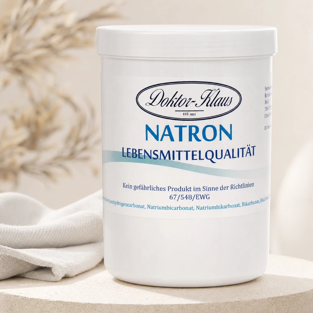 Doktor-Klaus Natron, 1000g in witte pot, levensmiddelenkwaliteit Doktor Klaus Natron 1kg mit luftdichtem Verschluss neben naturfarbenem Geschirrtuch