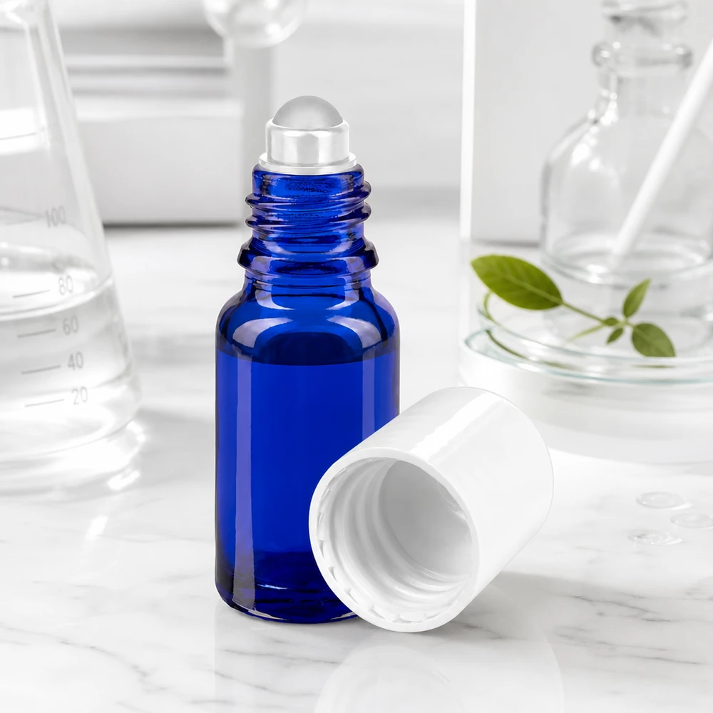 Apothekersflesje blauw 10ml roll-on cap wit Blauw glazen flesje van 10 ml met roestvrijstalen rolbal en verwijderde witte dop in een laboratoriumomgeving