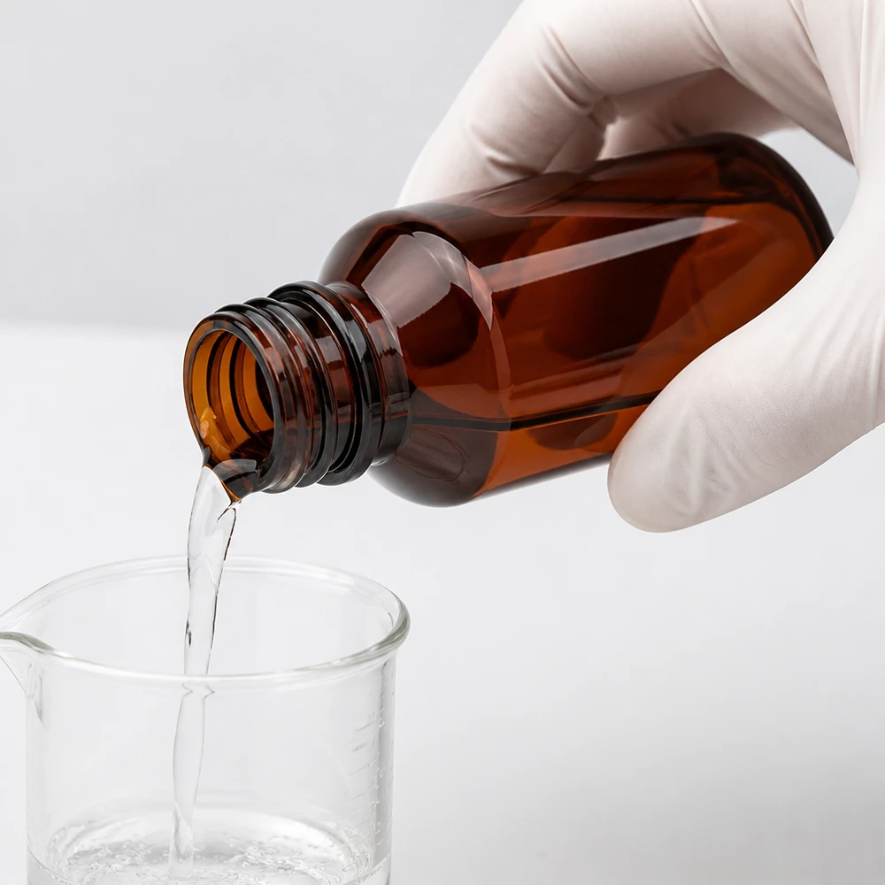 Bouteille PET 100ml avec pompe distributrice noire Nauwkeurig afmeten uit een amberkleurige PET-fles van 100 ml met een strakke schroefdop in het laboratorium