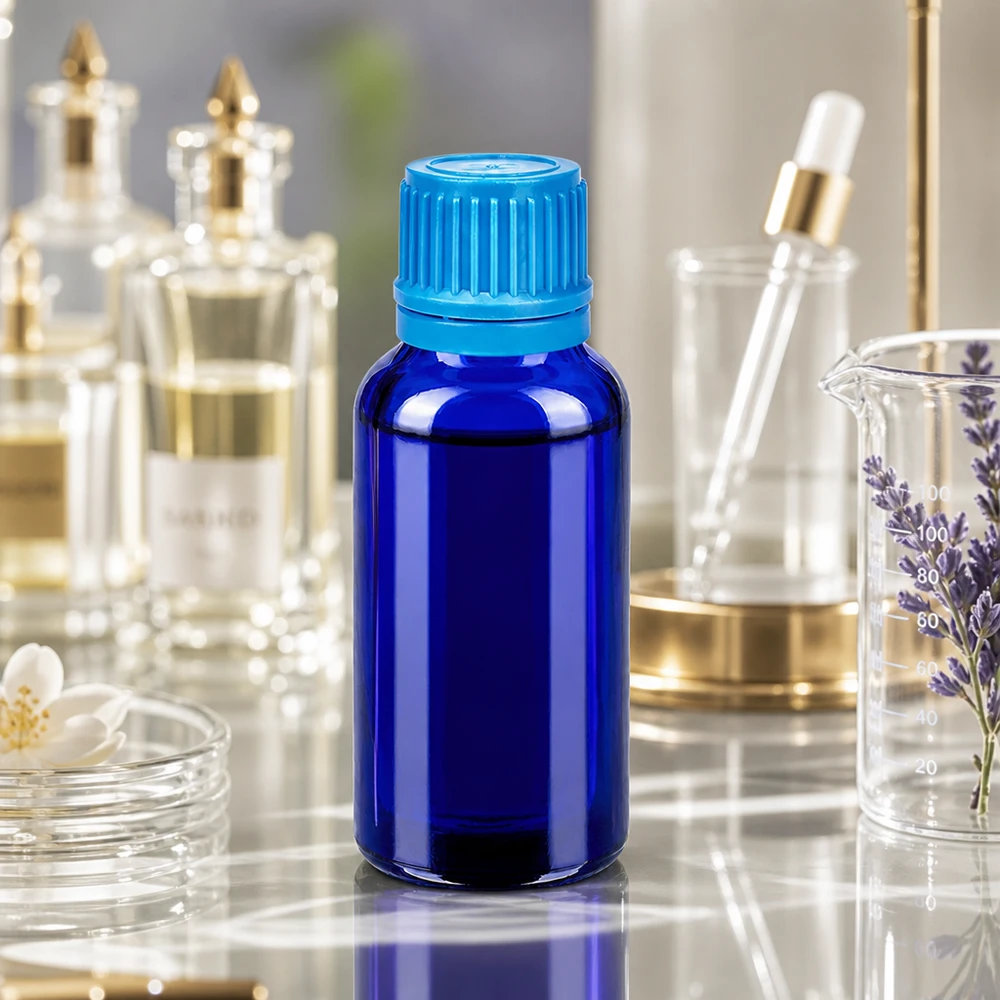 Stijlvolle glazen fles van 30 ml in een intens blauwe kleur als decoratieve blikvanger op het schap