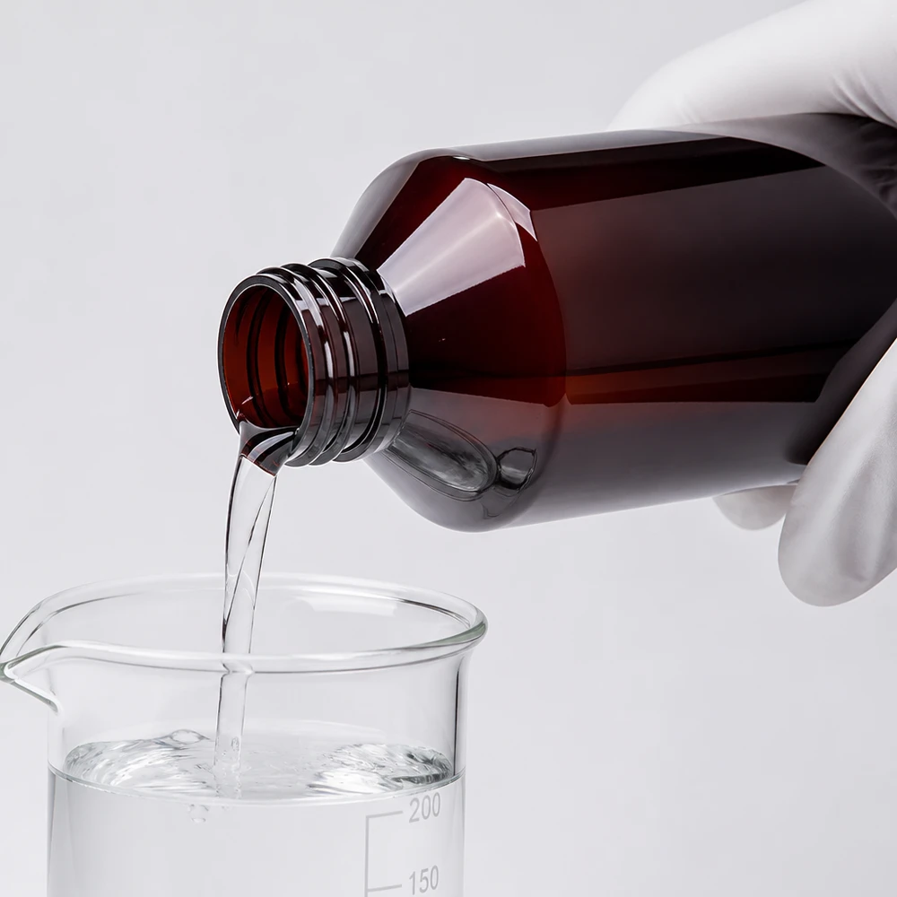 PET fles 750ml met witte verzegelstop Een met een handschoen beklede hand houdt een bruine PET-fles van 750 ml vast terwijl deze zorgvuldig wordt uitgeschonken