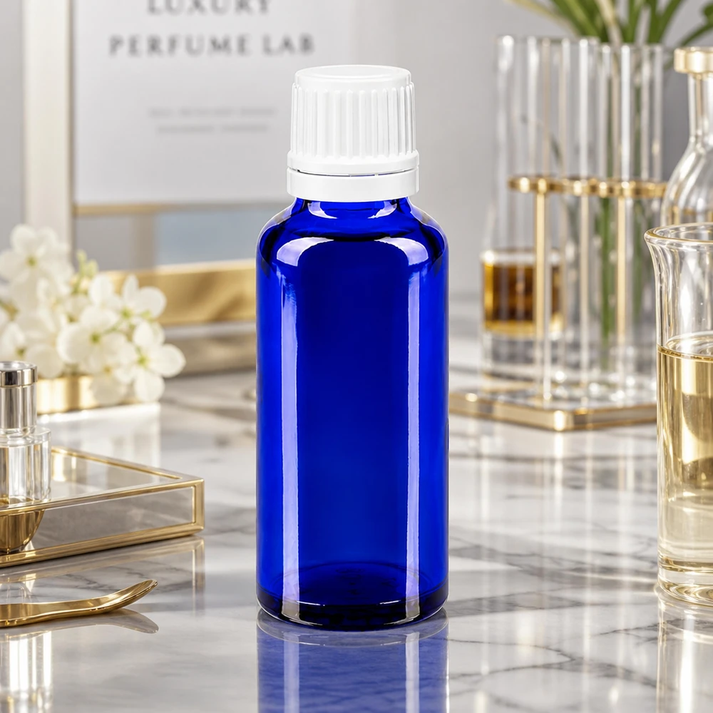 Blauwe glazen flessen 30ml met wit druppelsluiting 1.2mm VR Lichtbeschermende fles, blauw, 30 ml, met wit druppelinzetstuk in een elegante parfumlaboratorium-sfeer