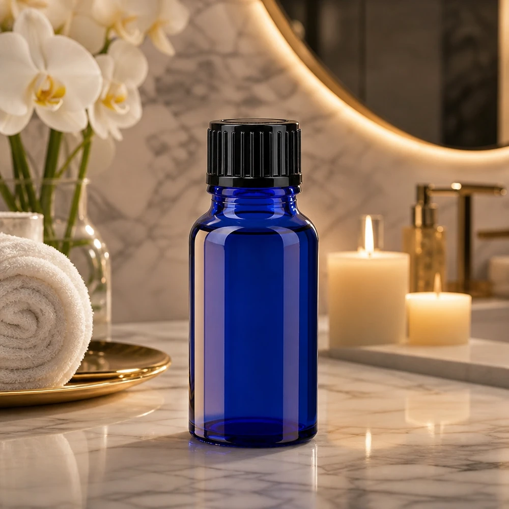 Compacte blauwe glazen fles van 10 ml met zwarte dop in de wellnessbadkamer