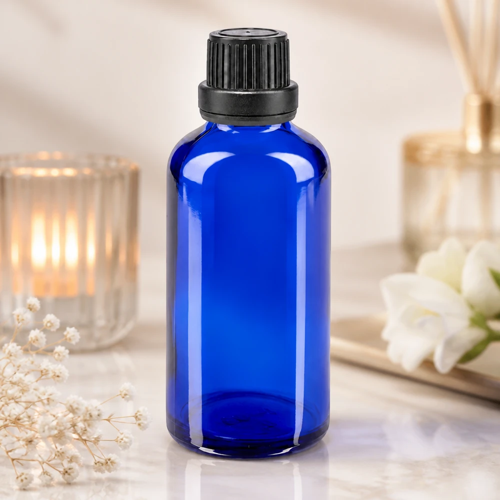 Blauw farmaceutisch glazen flesje van 50 ml met geribbelde zwarte dop voor parfumoliën en natuurlijke cosmetica