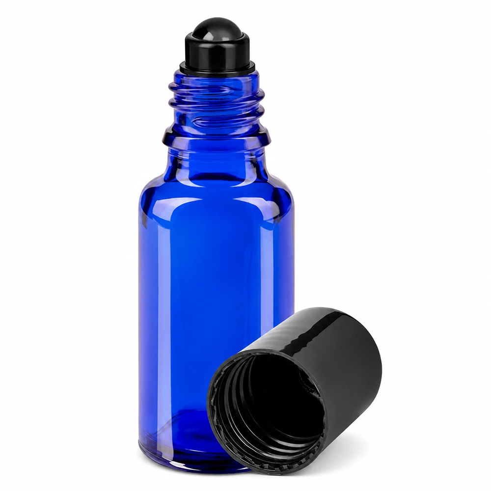 Kleine blauwe roll-onfles van 20 ml van UV-bestendig glas met een zwarte roll-onkop en een dop