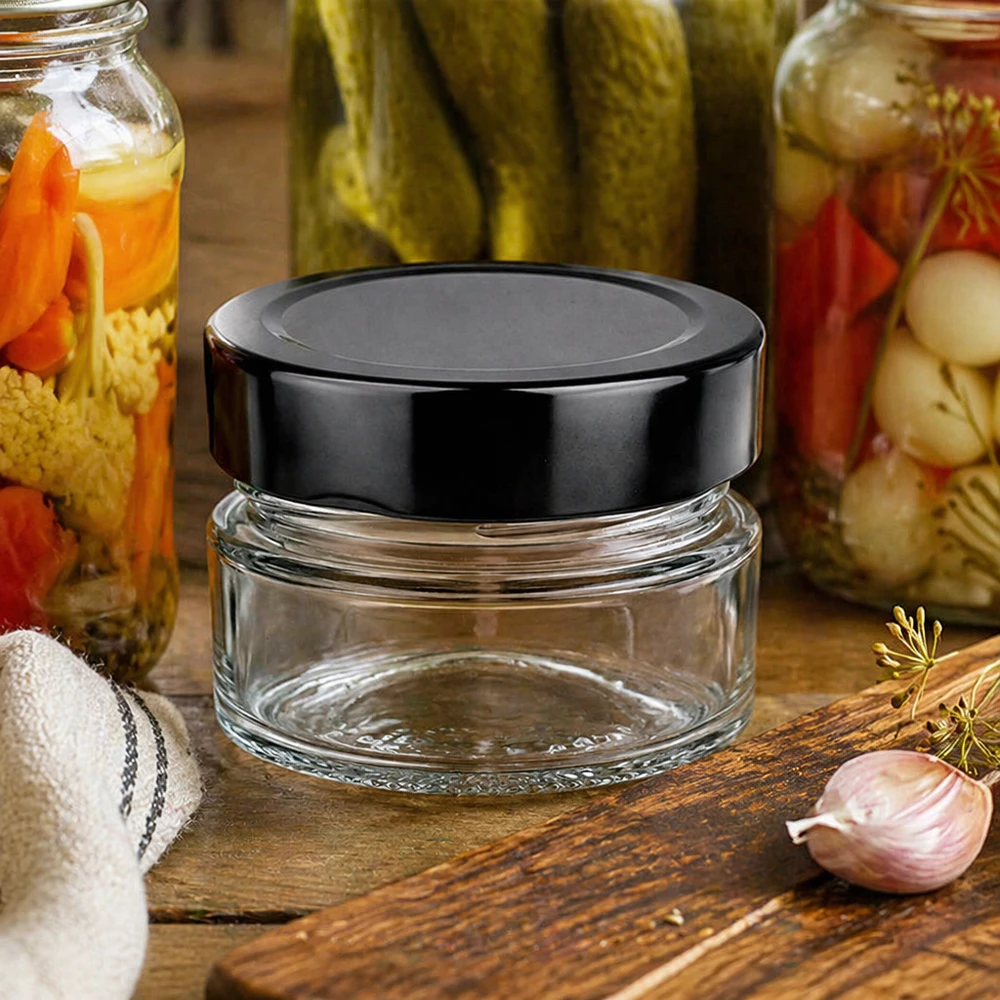 80ml ronde pot BasicSeal zwart UNiTWIST keukenscène inmaakpotten houten plank knoflook dille conservering