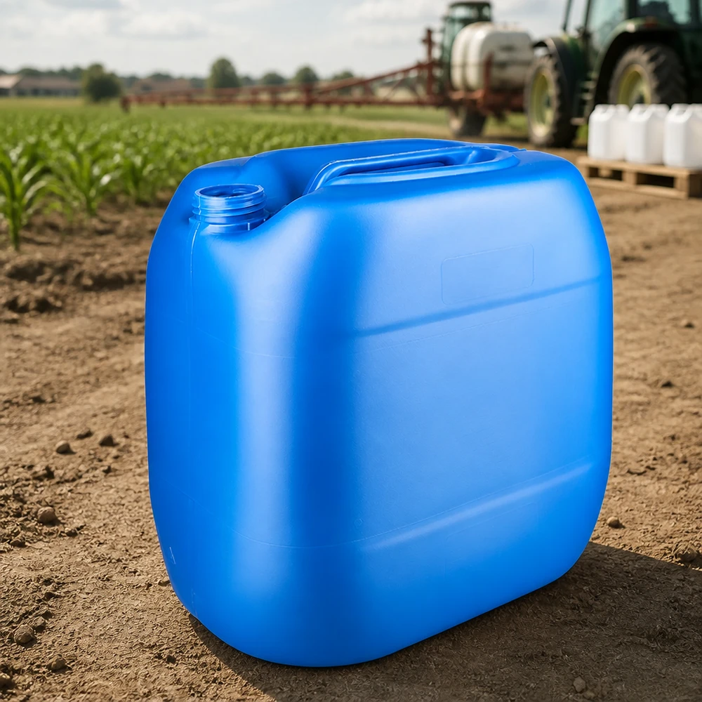 Lege blauwe jerrycan van 30 liter zonder deksel op de grond voor een begroeide akkerberm