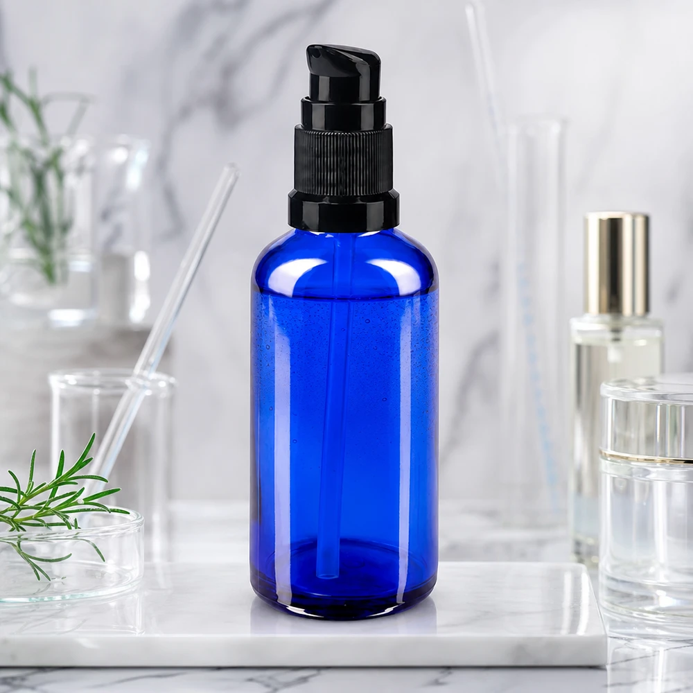 Lichtbeschermend glas in blauw, 50 ml, met pompdop voor gevoelige werkzame stoffen