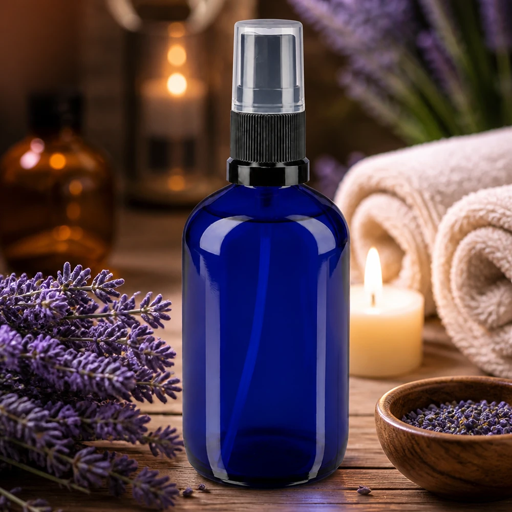 Apothekersglas spuitflesje van 100 ml in koningsblauw met verstuiverpomp en beschermdop