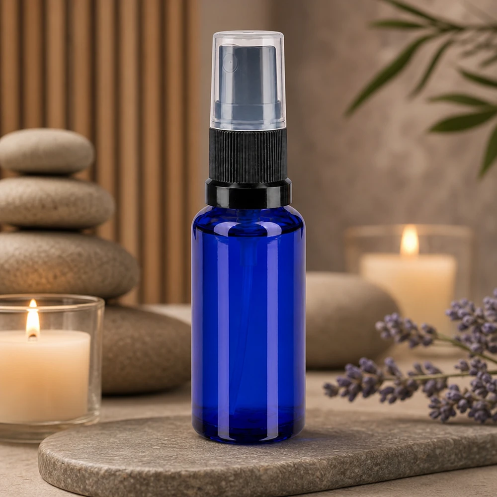 Hoogwaardige blauwe glazen fles van 30 ml met een zwarte fijne verstuiver voor cosmetica en natuurgeneeskunde