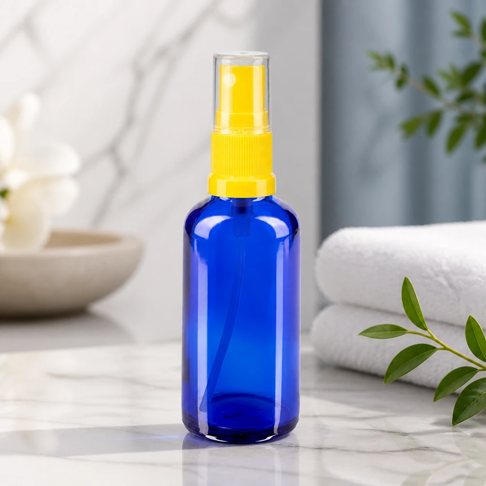 Blauwe glazen flessen 50ml met geel pompverstuiver Blauwe glazen fles van 50 ml met UV-bescherming en gele verstuiver, ApoGlas Standard