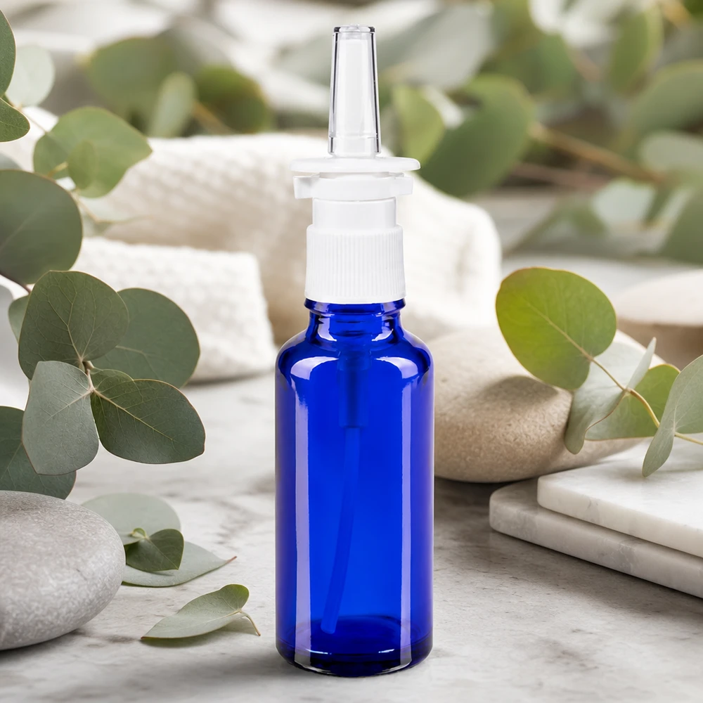 Kobaltblauwe spuitfles van 30 ml van apothekersglas met witte doseerdop voor neusspray