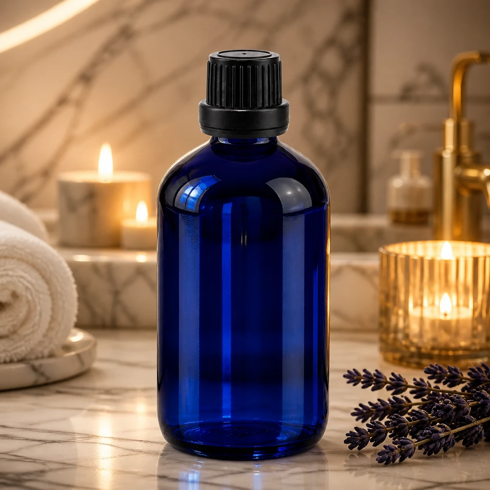 Blauwe glazen flessen 100ml met zwart schroefsluiting dicht. VR Blauwe apothekersfles van 100 ml met zwarte OV-sluiting naast lavendel en kaarsen