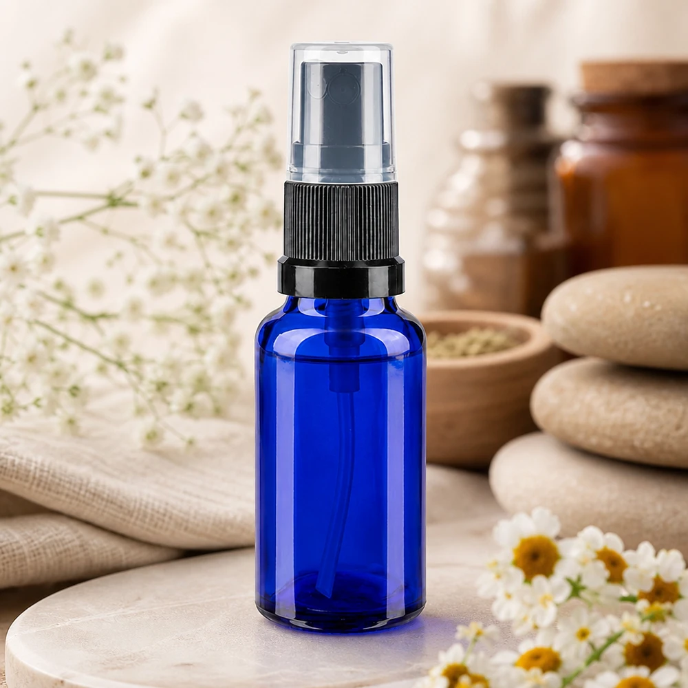 Handige blauwe glazen spuitfles van 20 ml (standaard) met zwarte verstuiverdop voor kamersprays