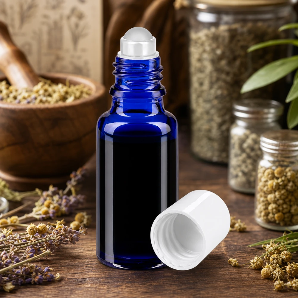 Blauwe rollerfles van 20 ml, gemaakt van apothekersglas, met een doorzichtige bol op een rustieke houten ondergrond