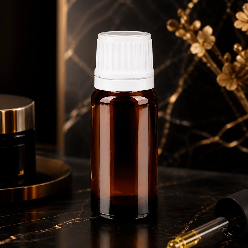 Bruine glazen fles 10ml met wit druppelsluiting 1.2mm VR Farmaceutisch druppelflesje van 10 ml, van bruin glas met een witte OV-veiligheidsdop