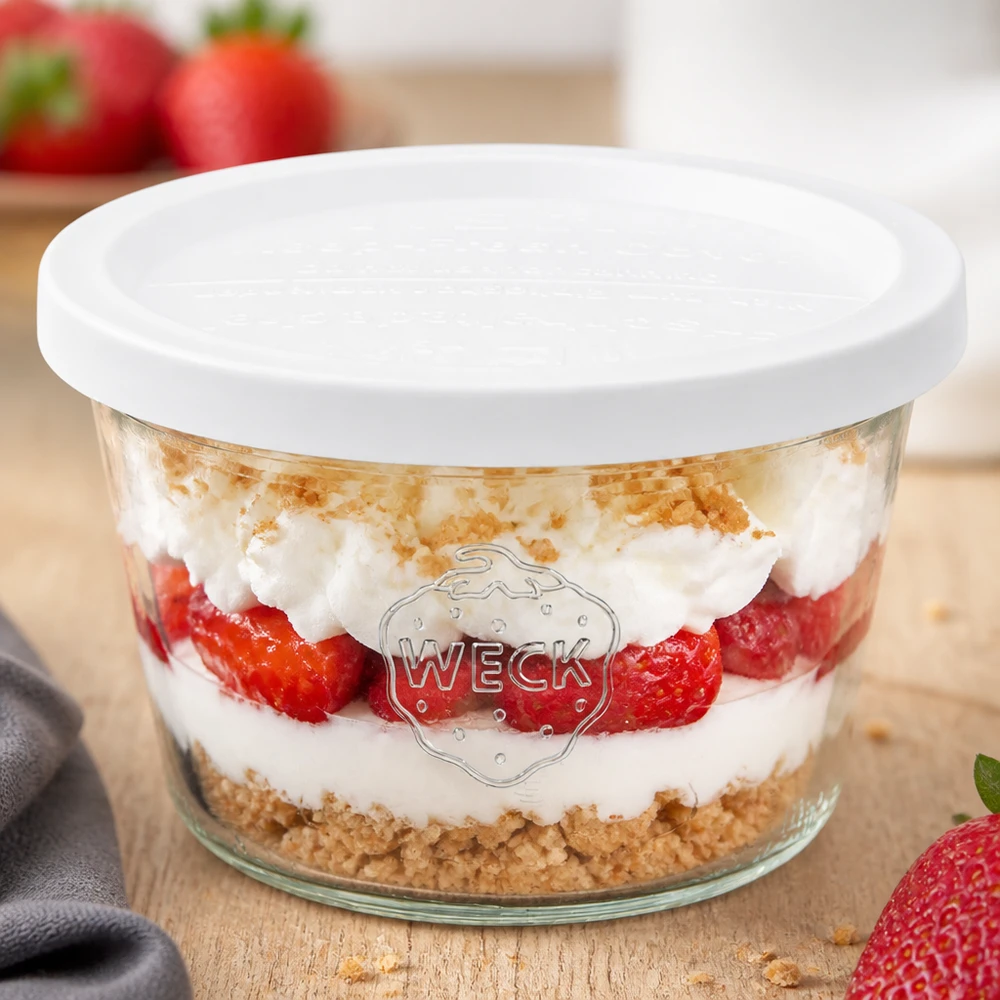 WECK RR100-pot van 370 ml met vershouddeksel WECK 370 ml RR100 mason jar met aardbeien en room dessert en graham cracker basis als een gelaagd dessert met witte deksel