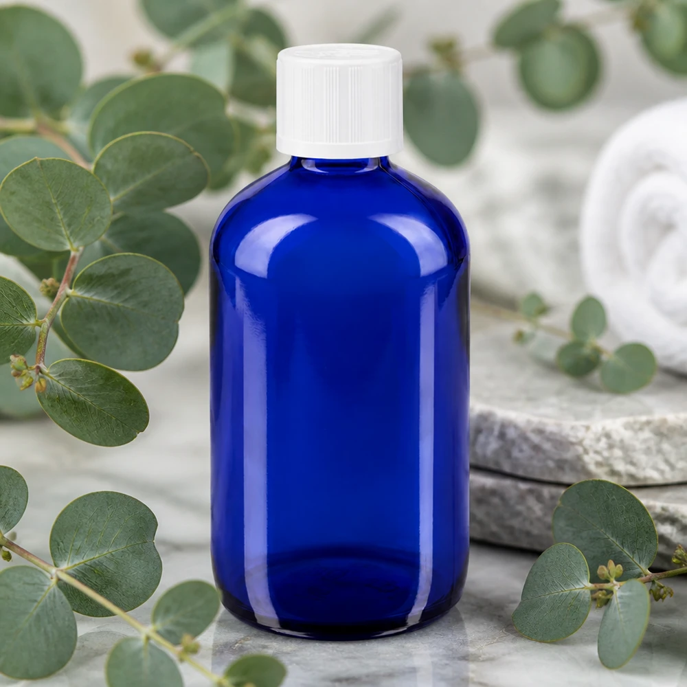 Blauwe glazen flessen 100ml met wit druppelsluiting kinderslot St Donkerblauwe glazen fles van 100 ml met kindveilige sluiting als duurzame verpakking voor aromatherapie
