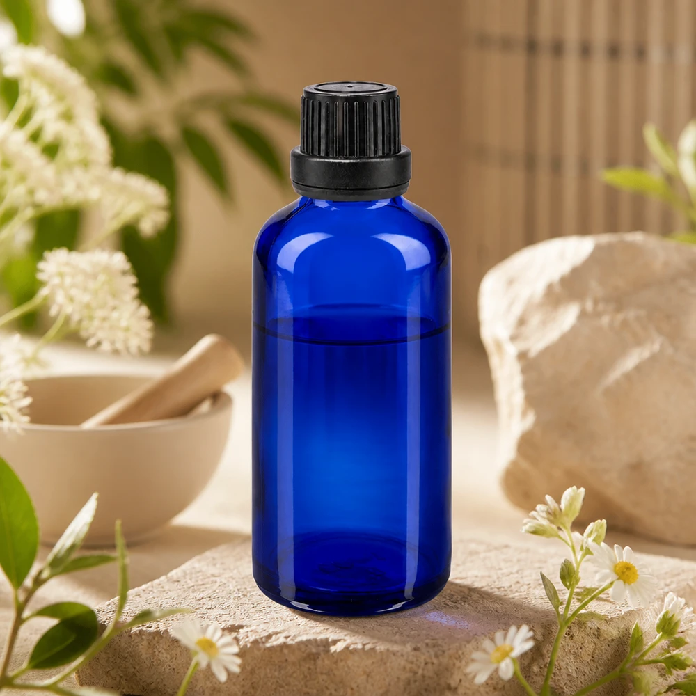 Lichtbestendige fles van 50 ml, blauw, met een druppelopening van 2 mm en een kindveilige dop, in een natuurlijke kruidenomgeving