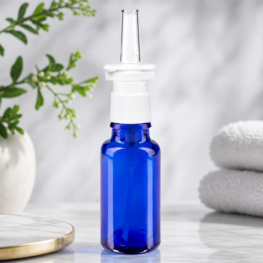 Kobaltblauw glazen flesje van 20 ml met ergonomische neusspray-applicator en doorzichtige spuitmond