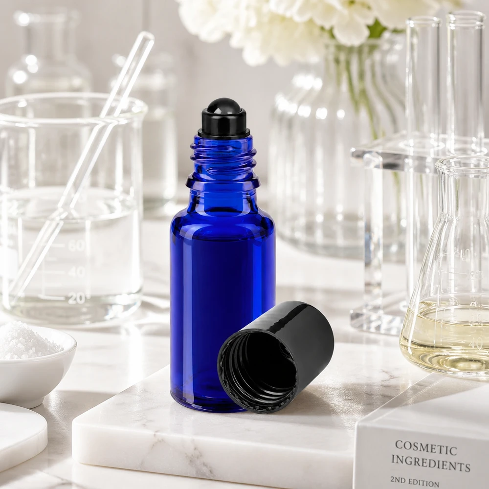 Glas deostick fles blauw 20ml, lege deo roller (Roll On) Blauw glazen roll-on-flesje van 20 ml, omringd door een bekerglas en een Erlenmeyer-kolf