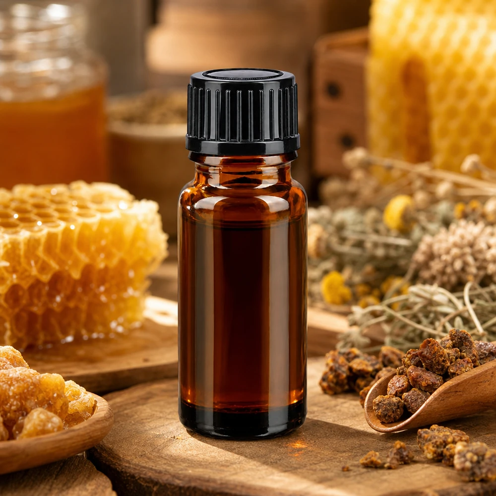 Donker glazen flesje van 10 ml met een zwarte dop van 11 mm, naast propolis in was en gedroogde bloemen