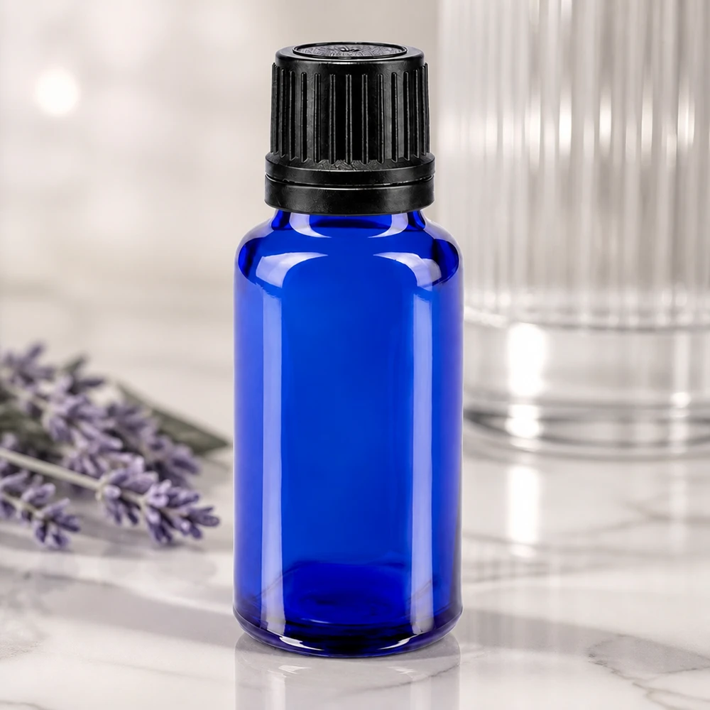 Compacte kobaltblauwe fles van 20 ml met zwarte OV-sluiting, ideaal voor het bewaren van essences