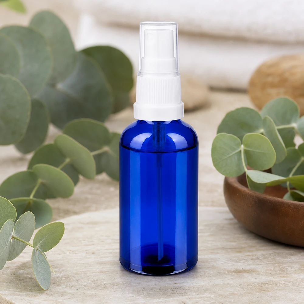 Handige blauwe sprayflacon 50ml, perfect voor op reis en je schoonheidsroutine onderweg