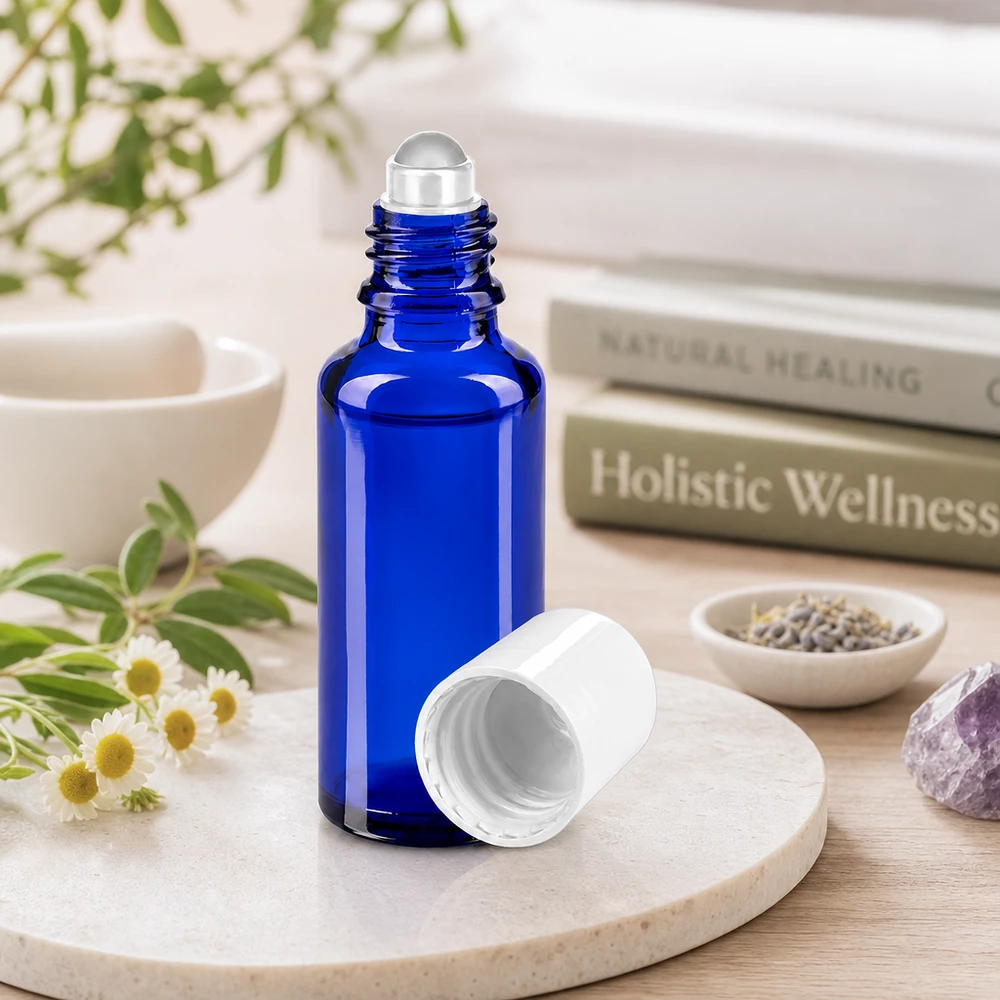 Apothekersflesje blauw 30ml roll-on cap wit Roll-on-flesje van 30 ml van UV-bestendig apothekersglas in blauw voor aromatherapie en natuurlijke cosmetica