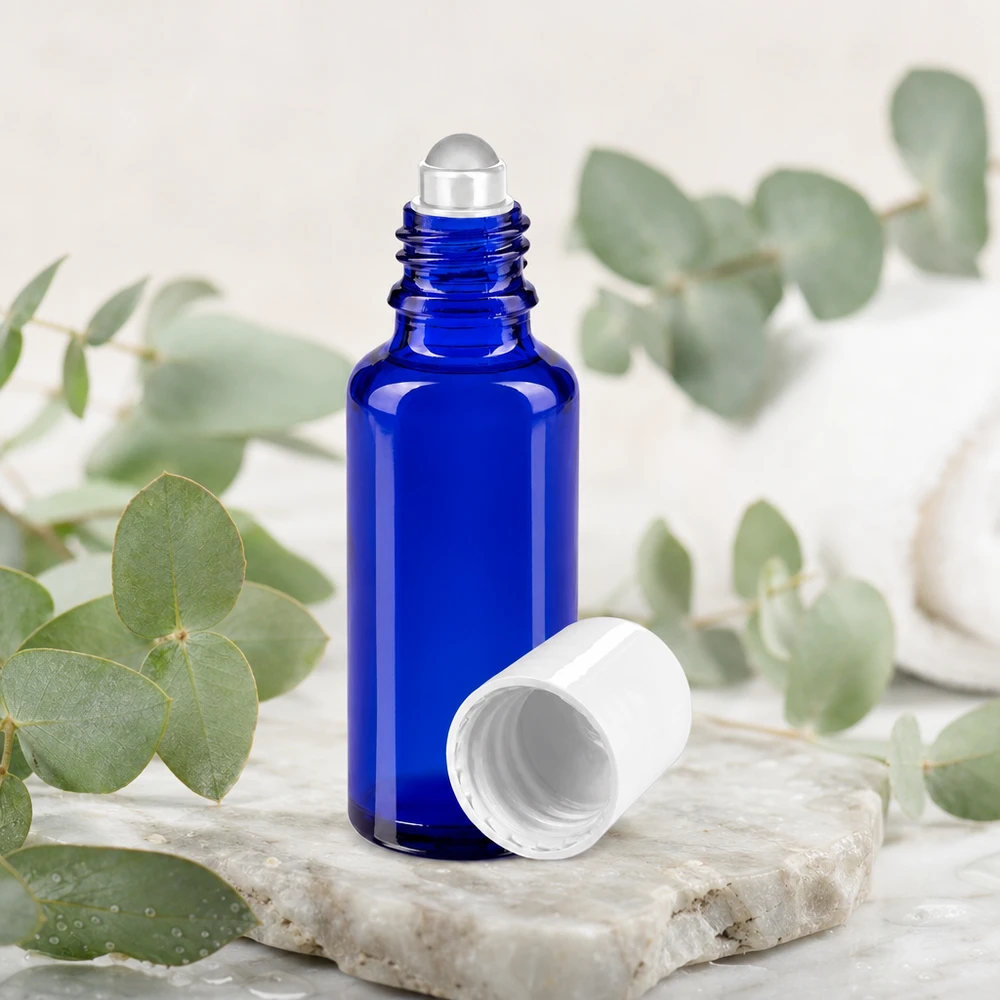 Kleine blauwe apothekersglasfles van 30 ml met roll-on-applicator, ideaal voor parfum en aromatherapie
