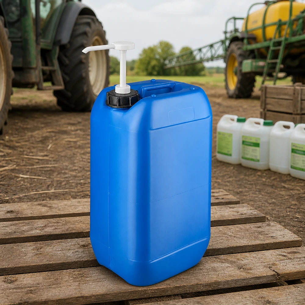Canister 15 liter blauw met doseerpomp Stapelbare blauwe rechthoekige jerrycan van 15 liter met pomp en zwarte schroefdop voor buitengebruik