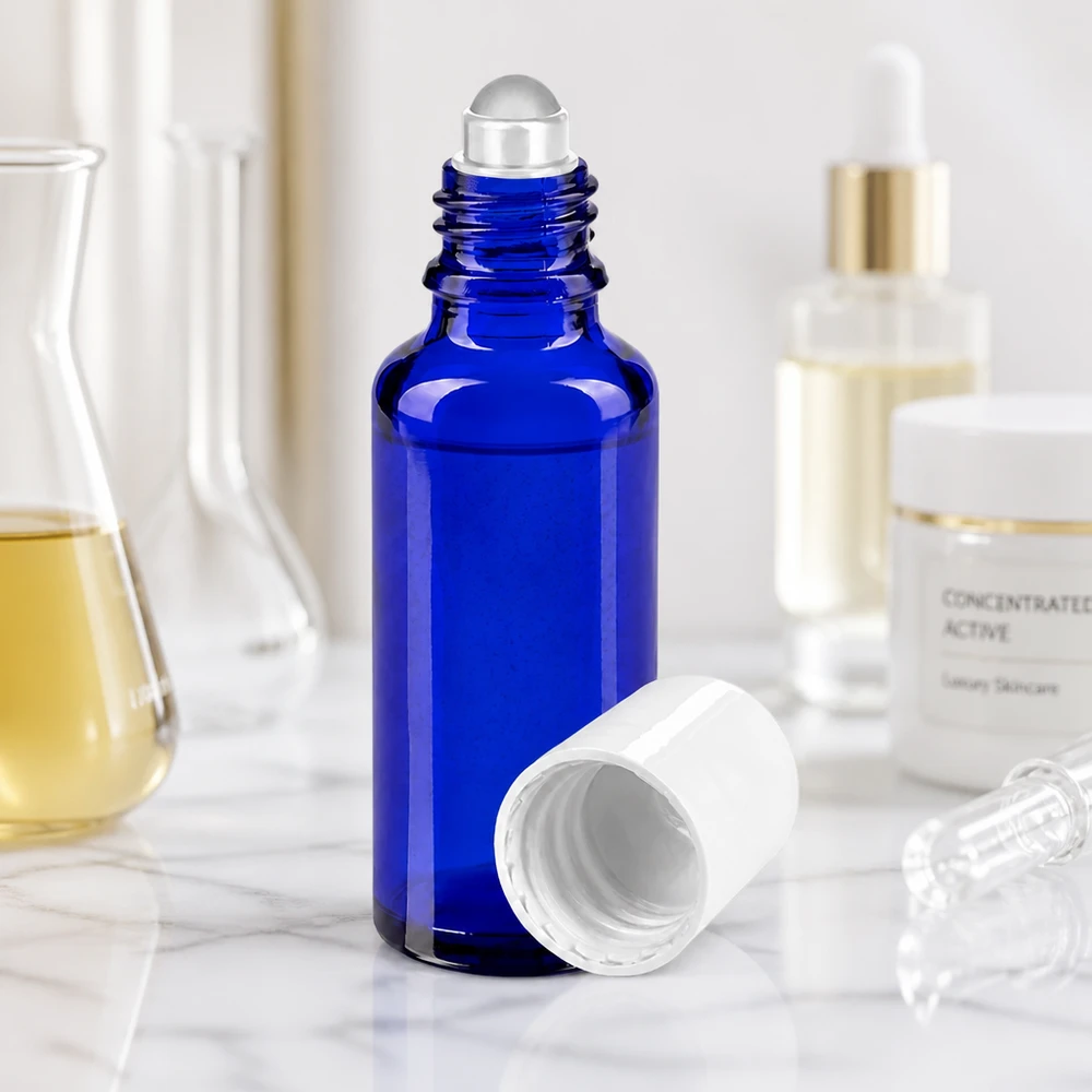 Kleine blauwe glazen flesje van 30 ml met roll-on-bal voor het nauwkeurig aanbrengen van serums en oliën