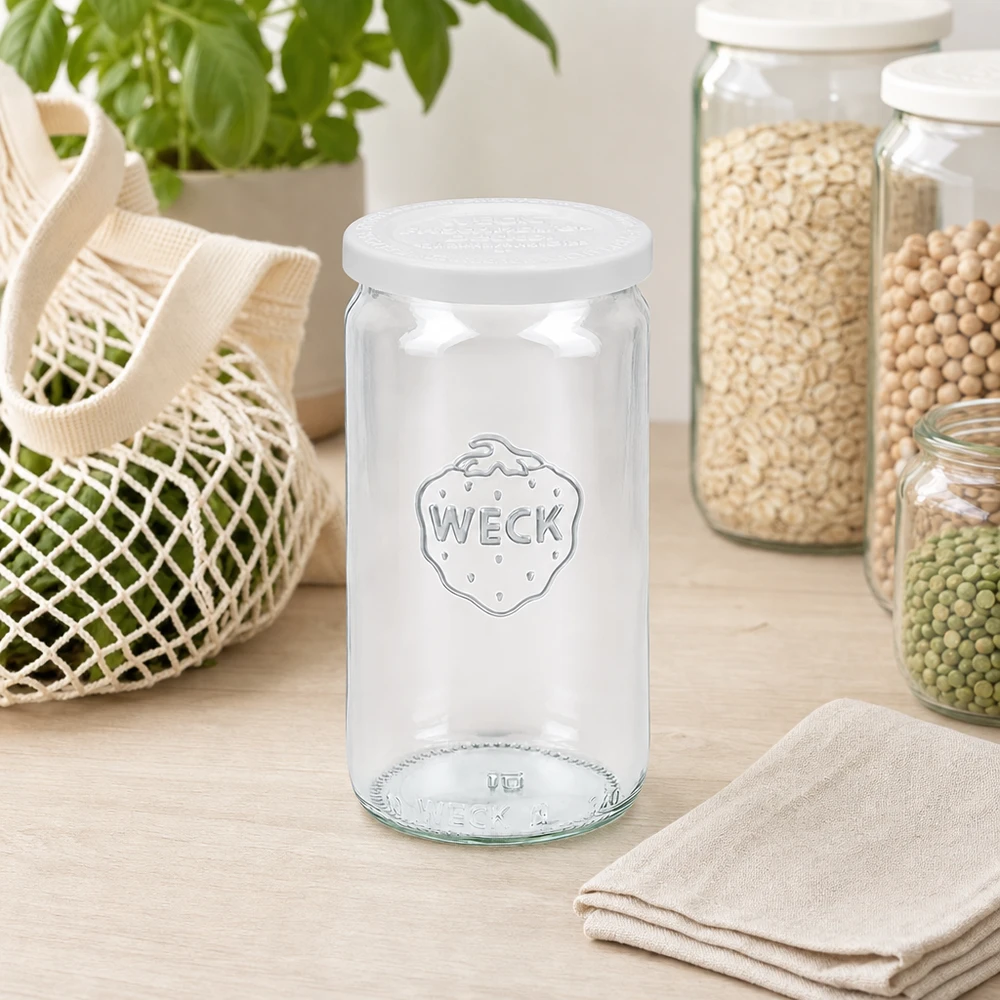 WECK cilinderpot 340ml leeg met RR60 vershouddeksel in Scandinavische keuken tussen voorraadpotten en gaaszakje