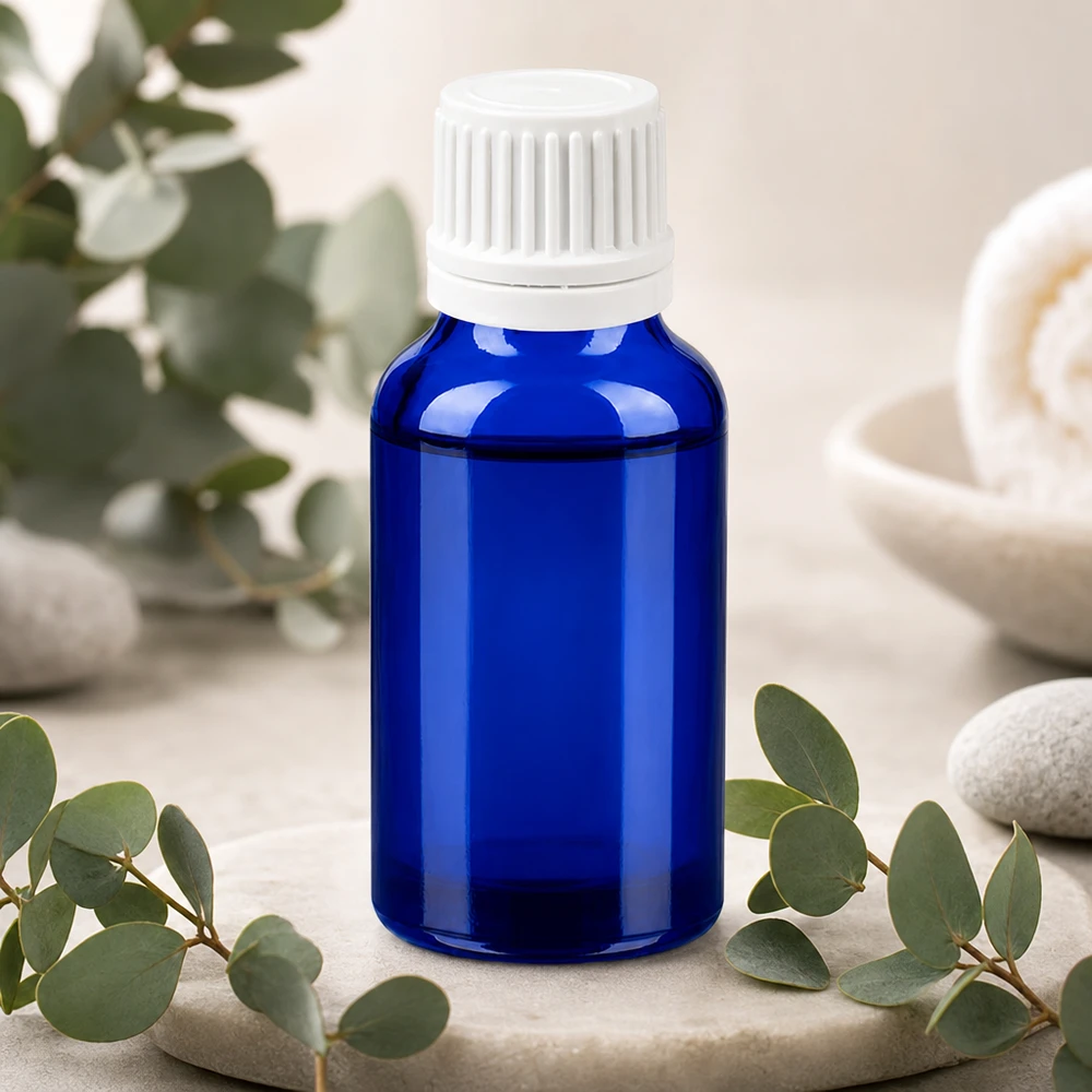 Klein blauw glazen flesje 20ml met witte dop voor het mobiel bewaren van essences