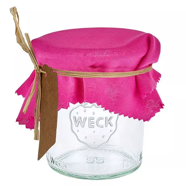 Roze stoffen decoratieve doily 12cm vierkant op Weck pot met bruin etiket en raffia om het deksel te bedekken
