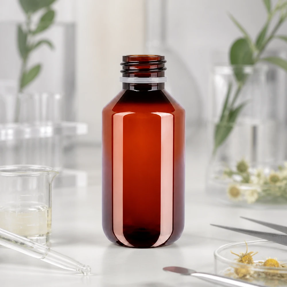 PET-fles 200ml met witte flip-top dop. Compacte apothekersfles van 200 ml, gemaakt van PET, naast laboratoriumglas en botanische elementen