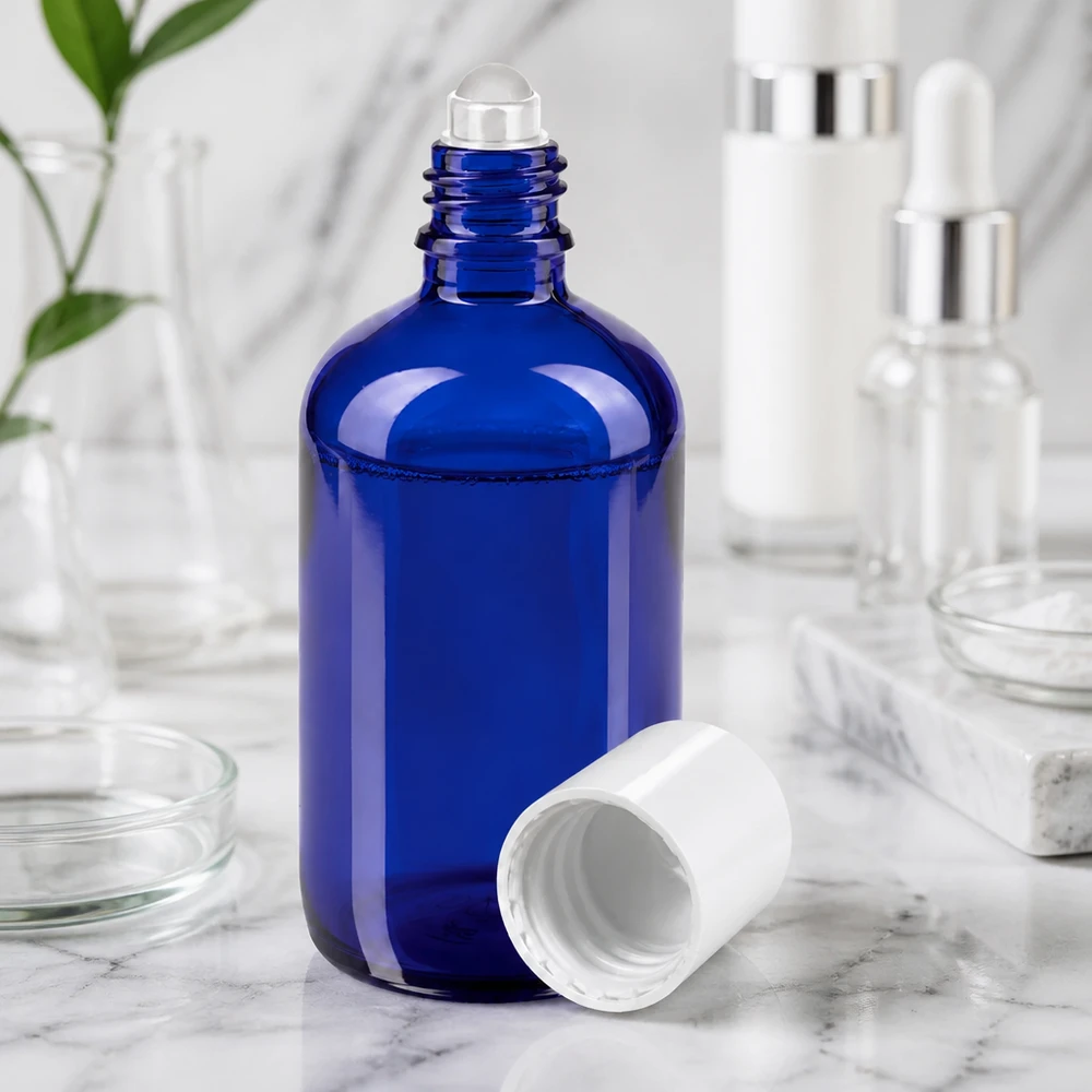 Apothekersflesje blauw 100ml roll-on cap wit Blauwe roll-on-fles van 100 ml, standaardformaat, met witte schroefdop, naast cosmeticaproducten