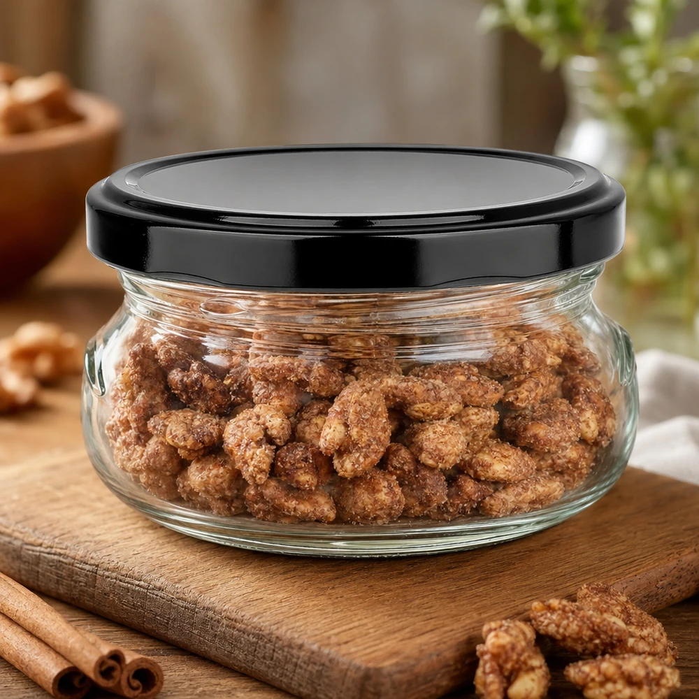 120ml terrine met BasicSeal deksel zwart UNiTWIST 120 ml terrinepotje gevuld met geroosterde noten, zwart deksel, kaneelversiering op een rustiek houten plankje