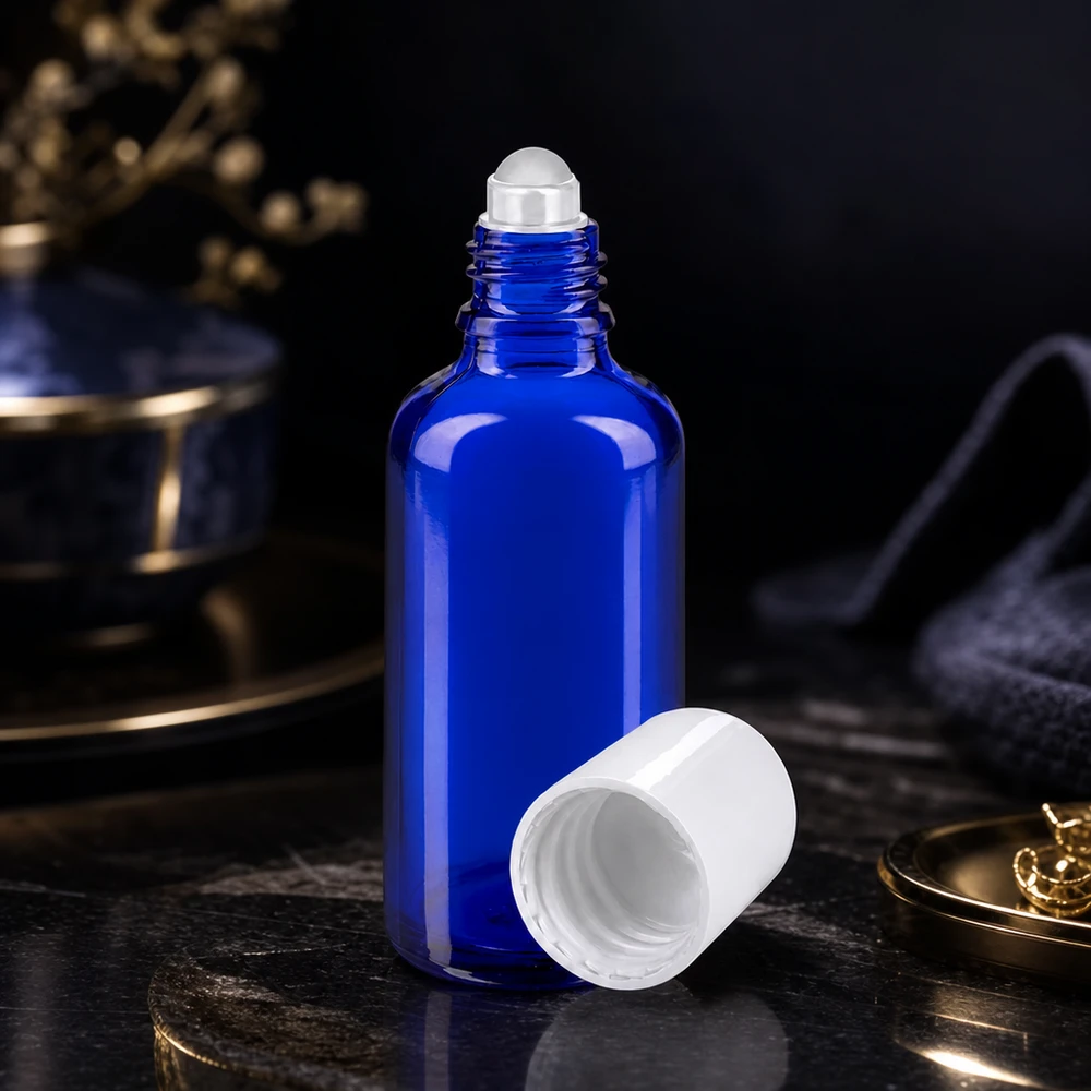 Apothekersflesje blauw 50ml roll-on cap wit Navulbare roll-on-dispenserfles van 50 ml in blauw, met een bolvormige applicator en een aparte witte schroefdop