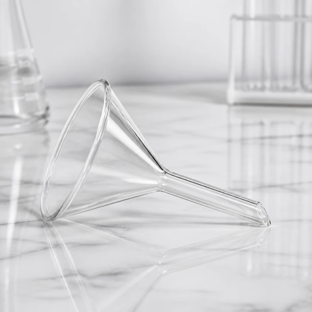 Korte glazen trechter met een diameter van 50 mm gemaakt van robuust natronkalkglas voor laboratoriumwerk