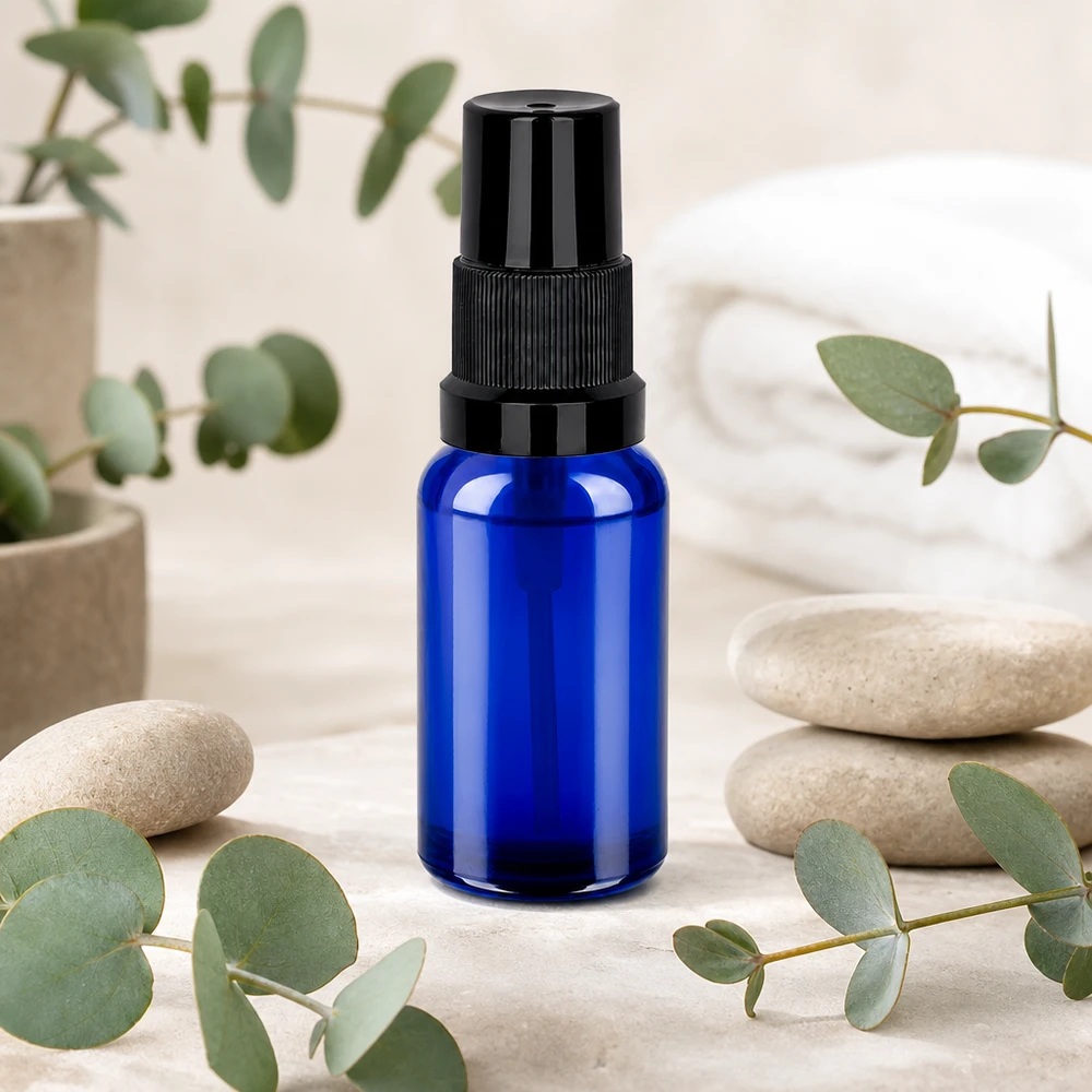 Compacte STD BlueLine spuitfles 20ml met UV-bescherming dankzij donkerblauw glas en metalen verstuiver
