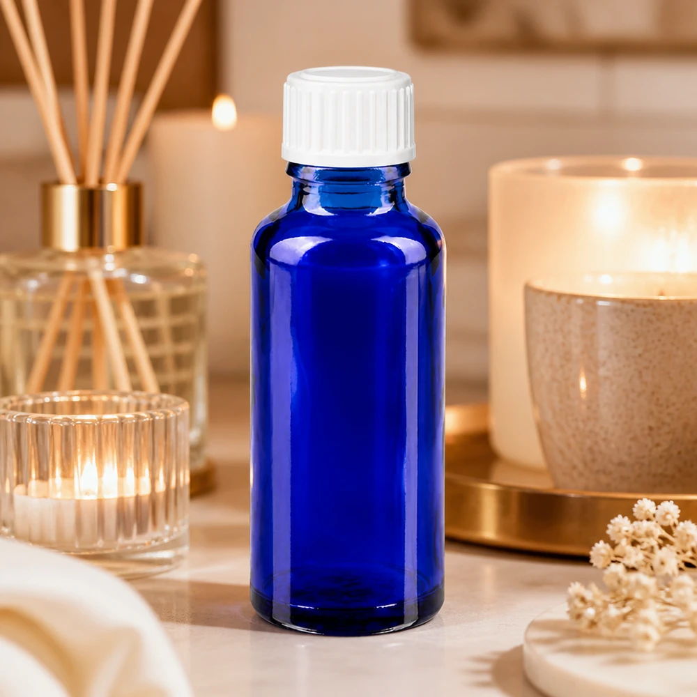 Blauwe glazen flessen 30ml met wit schroefsluiting St Blauwe apofles van 30 ml van borosilicaatglas met witte dop in een spa-sfeer