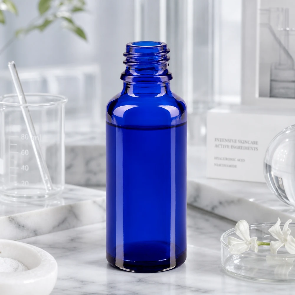 Blauwe glazen fles ApoGlas 30 ml voor serums en werkzame stoffen in een professionele laboratoriumomgeving