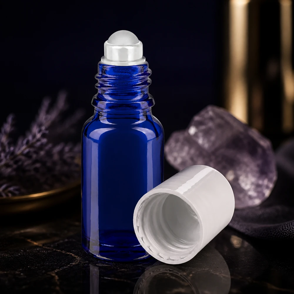Een geopende blauwe roll-on-fles van 10 ml met een witte plastic dop, naast amethist en lavendel